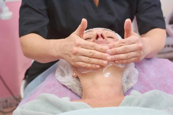 Comment le drainage lymphatique peut soulager les jambes lourdes pendant la grossesse ?