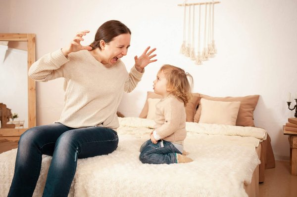 Comprendre les comportements maternels toxiques et leurs effets sur les enfants